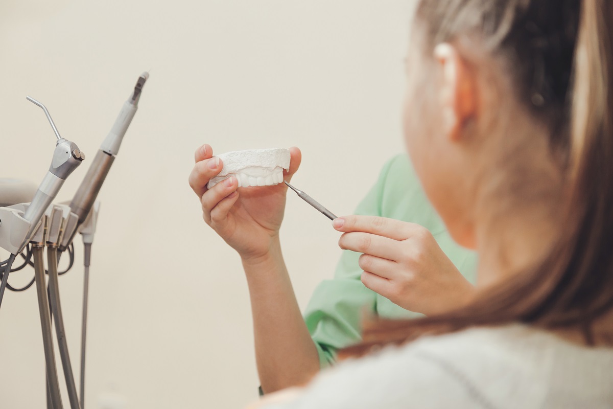 Aparat samoligatutrujący – ile trwa leczenie nim zębów?