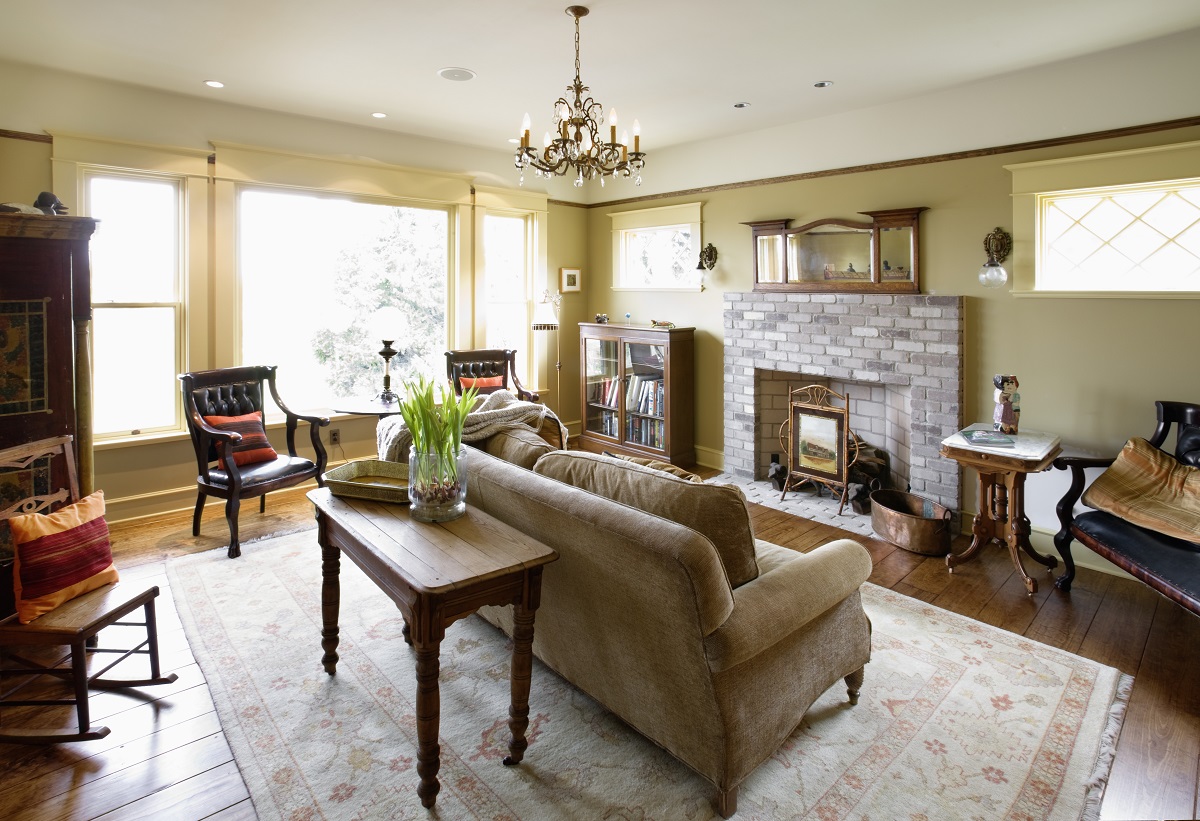 Luksusowa lampa do salonu – do jakich wnętrz pasuje?