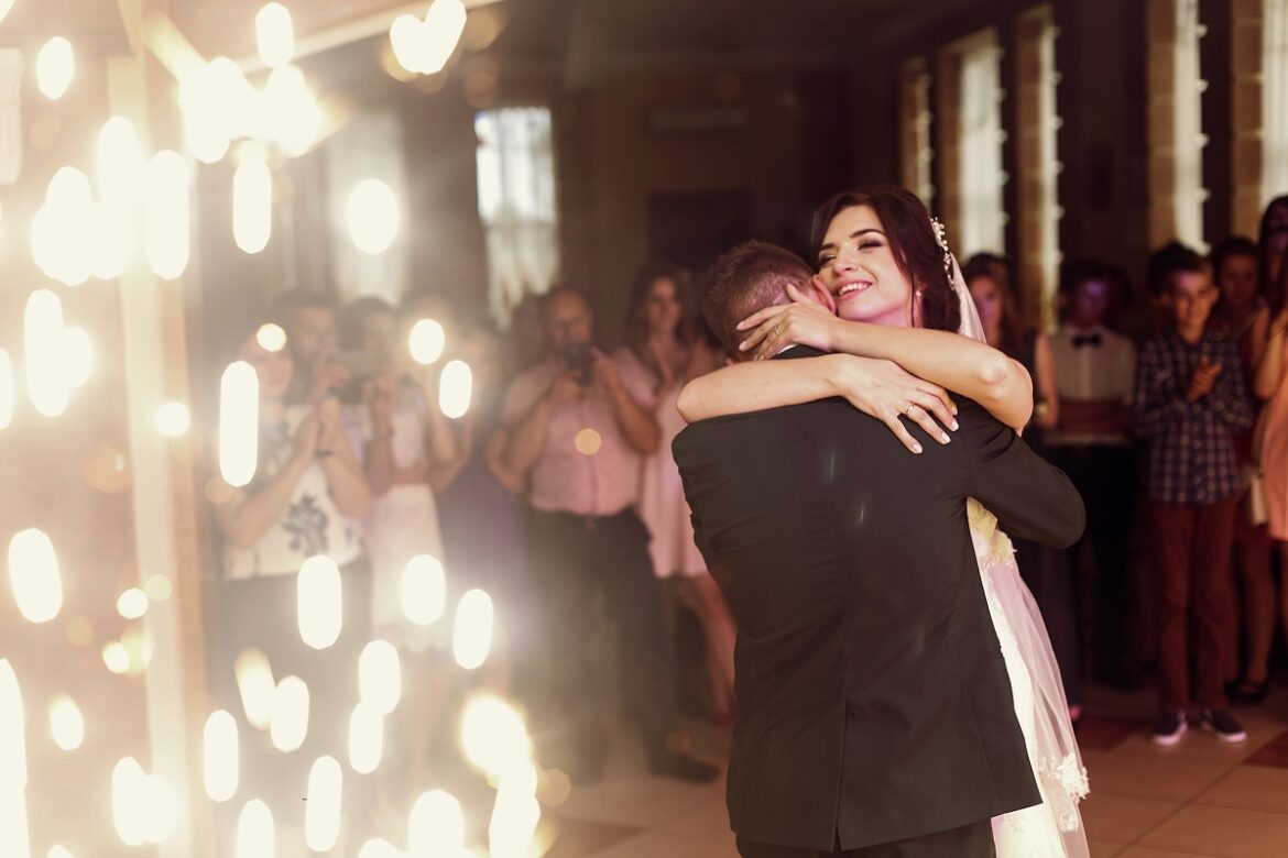 Dobry Dj na weselu – sposób na niezapomnianą zabawę